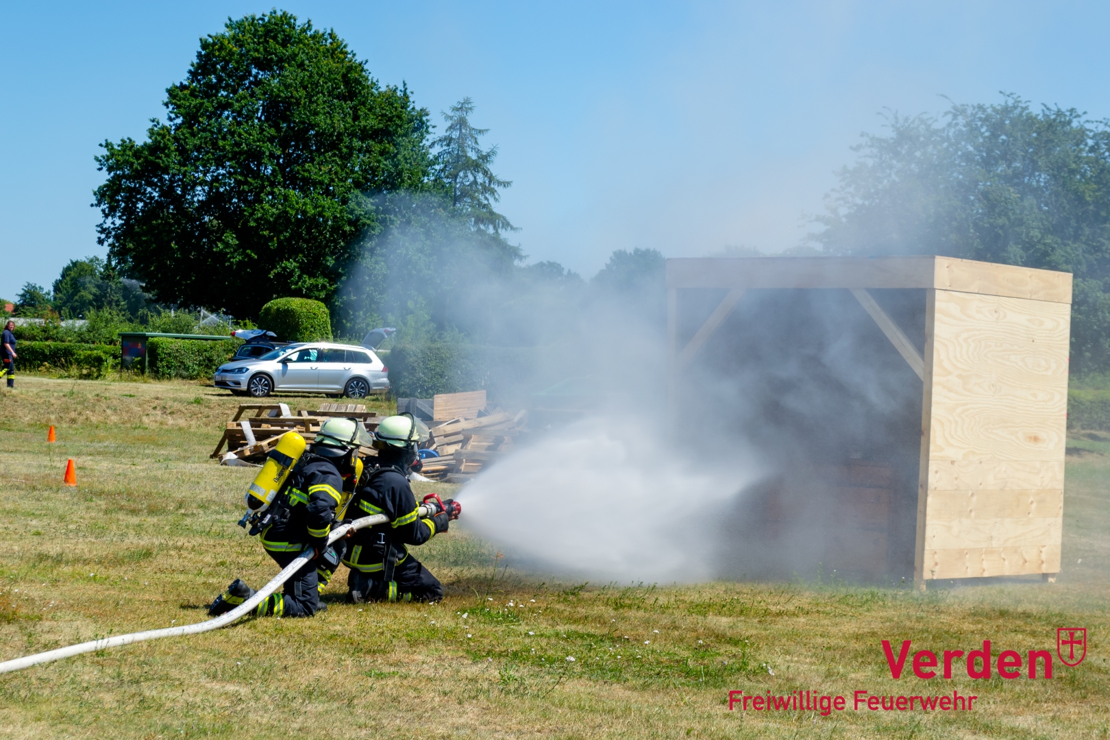 Löschvorführung der Freiwilligen Feuerwehr Hamburg-Warwisch.