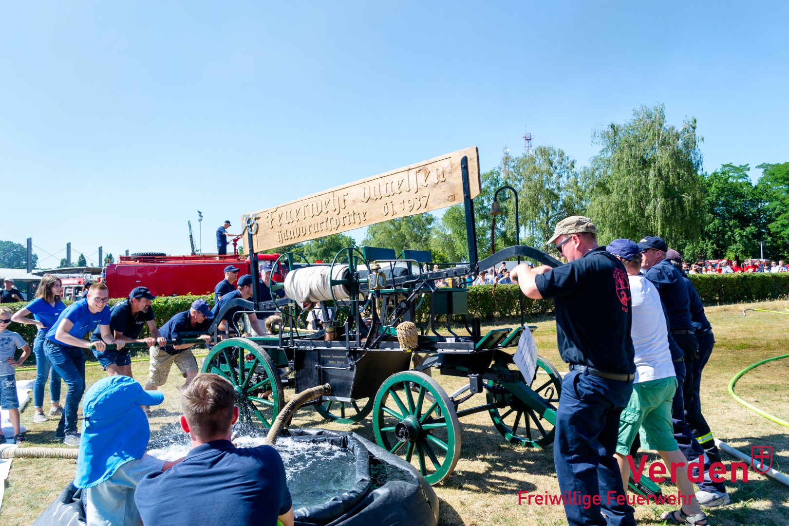 Historische Löschvorführung mit einer Handdruckspritze.
