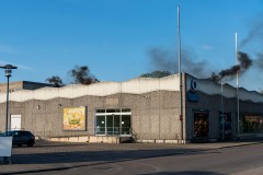 Mit Effektkörpern wurde die realitätsnahe Einsatzübung in der ehemaligen Kaufhalle eingeleitet.