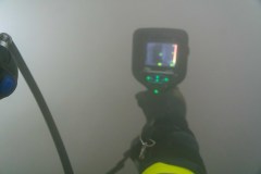 Wärmebildkameras unterstützen die Einsatzkräfte bei der Personensuche in dem vollständig verrauchten Gebäude.