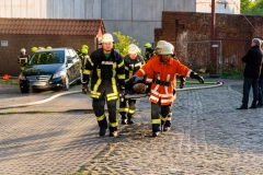 Eine gerettete Person wird zur weiteren Versorgung zum Behandlungsplatz des Rettungsdienstes verbracht.