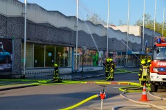 Die Brandbekämpfung am Einkaufsmarkt erfolgt von mehreren Seiten.