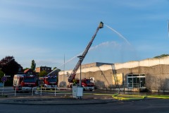 Die Brandbekämpfung am Einkaufsmarkt erfolgt von mehreren Seiten.