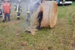 In Eitze brannte während des Gewitterschauers ein Rundballen.