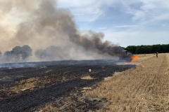 Der Brand einer Ballenpresse löste am Donnerstagabend einen größeren Flächenbrand aus.