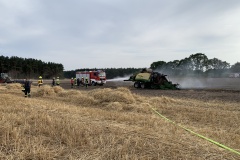 Der Brand einer Ballenpresse löste am Donnerstagabend einen größeren Flächenbrand aus.