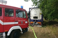 Aufgrund der abgelegenen Lage gestaltete sich die Löschwasserversorgung schwierig, unter anderem unterstützte daher das GTLF Sattelzug und mehrere Landwirte mit Güllefässern.