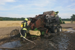 Nachlöscharbeiten an der Ballenpresse.