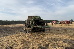 Der Brand einer Ballenpresse löste am Donnerstagabend einen größeren Flächenbrand aus.