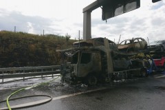 Der ausgebrannte LKW sowie die abgebrannte Böschung.