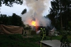 Löscharbeiten an der Gartenlaube.