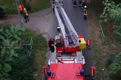 Evakuierung eines Zuges mithilfe der Drehleiter.