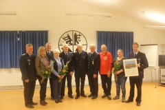 Der amtierende Ortsbrandmeister Martin Rust (r.), sein Stellvertreter Harald Kramer (2.v.l.) mit den Vorgängern Rainer Pahl, Wolfgang Bohling und Gerhard Wöbse (v.l.) sowie den Ehefrauen Heike Kramer, Irene Pahl und Nina Rust und Fördervereinsvorsitzen Horst Teuber (rotes Poloshirt).