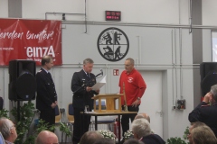 Verleihung der Ehrenmedaille des Deutschen Feuerwehrverbandes durch den stv. Kreisbrandmeister Peter Schmdit (Mitte) an Horst Teuber (rechts).