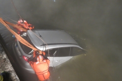 Unterstützung bei der Bergung des PKW.