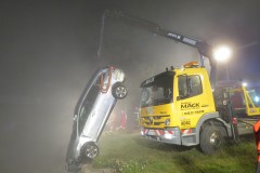 Der PKW wird aus der Aller geborgen.