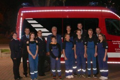 Die Jugendfeuerwehr mit der stellvertretenden Jugendfeuerwehrwartin Karola Müller, Jugendfeuerwehrwart Christian Müller, Kreisjugendfeuerwehrwartin Alica Kohlmann, Ortsbürgermeister Gerard-Otto Dyck (hintere Reihe, v.l.) sowie Stadtjugendfeuerwehrwart Florian Mesenbrink und Ortsbrandmeister Michael Müller (hintere Reihe, v.r.).