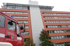 Einsatzfahrzeug der Ortsfeuerwehr Verden vor dem Finanzamt.