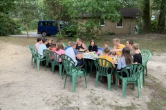 Gemeinsames Abendessen vor den Gruppenhäusern im Ferienzentrum.