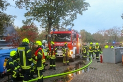 Einsatzkräfte bereiten sich auf einen Innenangriff unter Atemschutz vor.
