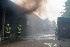 Eine dichte Rauchentwicklung drang aus dem Werkstattbereich hervor und simulierte einen teilweisen Vollbrand des Gebäudes.
