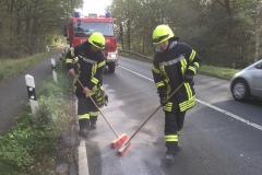 Abstreuen der Ölspur im Stadtgebiet.