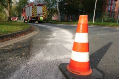 Abgestreute Ölspur im Bereich Max-Planck-Straße.