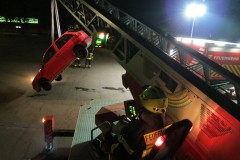 Sonderdienst - Kranbetrieb mit der Drehleiter