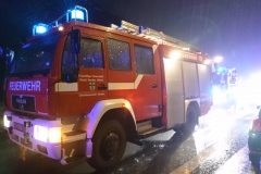 Feuerwehrfahrzeuge an der Einsatzstelle.