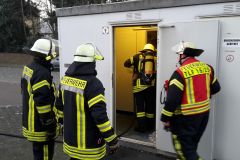 Einsatzkräfte an dem Toilettencontainer.