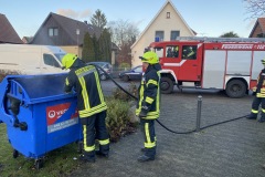 Schnell konnte das Feuer in dem Müllcontainer gelöscht werden.