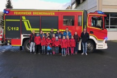 Die Kinder- und Jugendfeuerwehr Eitze vor einem Hilfeleistungslöschgruppenfahrzeug auf der Berufsfeuerwehrwache Bremerhaven.