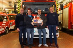 Übergabe eines Präsentkorbes an Vertreter der Firma Oehlrich Transport- und Speditions GmbH durch Verdens stellvertretenden Stadtbrandmeister Mario Rosebrock und Torben Voigt, stellvertretender Ortsbrandmeister der Ortsfeuerwehr Verden (v.l.).