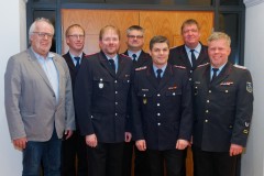 Ordnungsamtsleiter Rüdiger Nodorp, Döhlbergen-Riedas stellvertretender Ortsbrandmeister Frank Bening, Döhlbergen-Riedas Ortsbrandmeister Björn Bohlmann, Hönisch-Hutbergens stellvertretender Ortsbrandmeister Frank Hübner, zukünftiger Hönisch-Hutbergener Ortsbrandmeister Jürgen Struß, scheidender Hönisch-Hutbergener Ortsbrandmeister Holger Brandt, Stadtbrandmeister Peter Schmidt (v.l).