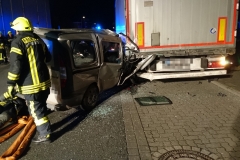 Auf einen im Seitenraum abgestellten LKW war dieser PKW aufgefahren.