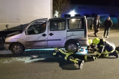 Der PKW verkeilte sich unter dem LKW.