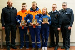 Die Gruppenführer der drei erstplatzierten Jugendfeuerwehren des Quizturniers zusammen mit dem stellvertretenden Stadtbrandmeister Mario Rosebrock (links), Quizmaster Marcus Holsten und Stadtjugendfeuerwehrwart Florian Mesenbrink (v. r.).