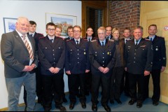 Die Geehrten, Beförderten und Gewählten mit dem stellvertretenden Bürgermeister Carsten Hauschild (links), Stadtbrandmeister Peter Schmidt (2.v.r.) sowie Ortsbürgermeisterin Jutta Sodys (4.v.r.).