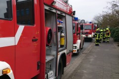 Einsatzkräfte der Feuerwehr in der Siemensstraße.