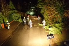 In der Borsteler Dorfstraße wurde ein Baum gespalten und stürzte teilweise auf die Fahrbahn – die Ortsfeuerwehr Verden beräumte diese anschließend.
