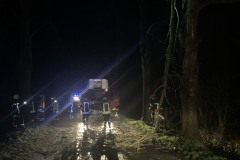 In Scharnhorst blockierte ein Ast die Straße in Richtung Kirchlinteln, weitere drohte aus Baumkronen herunterzufallen – ein Einsatz für Motorsäge und Drehleiter.