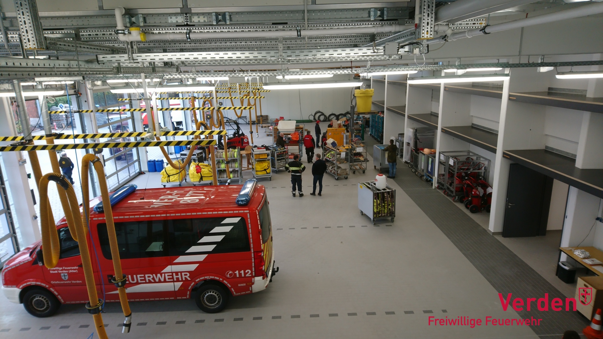 06.03.2020 - Das Lager in der neuen Fahrzeughalle wird bestückt.
