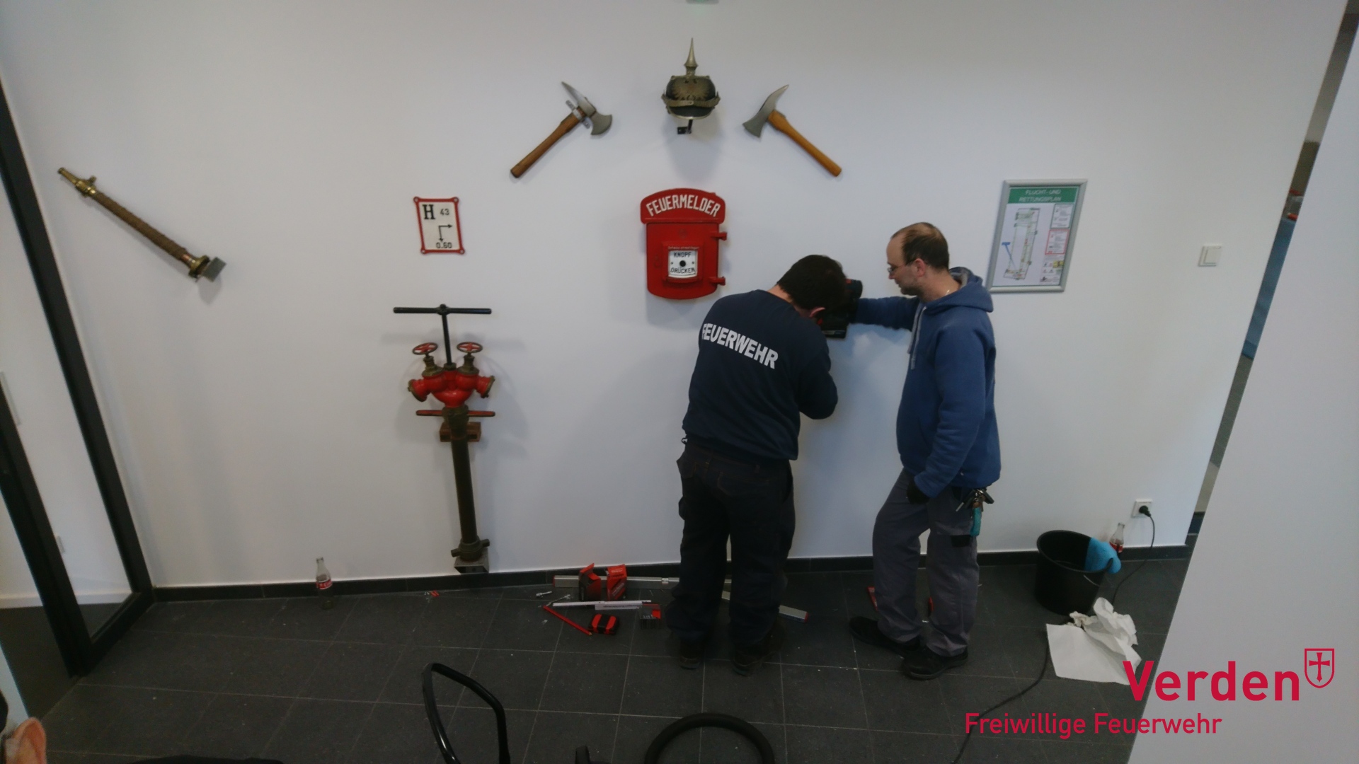 07.03.2020 - Historische Ausrüstungsgegenstände werden im Eingangsbereich des Neubaus montiert.