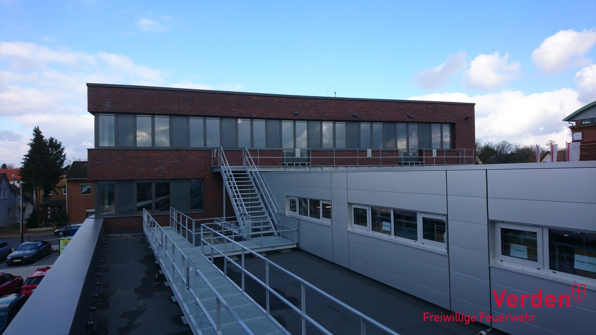 07.03.2020 - Der zweite Rettungsweg auf dem Dach des Neubaus.