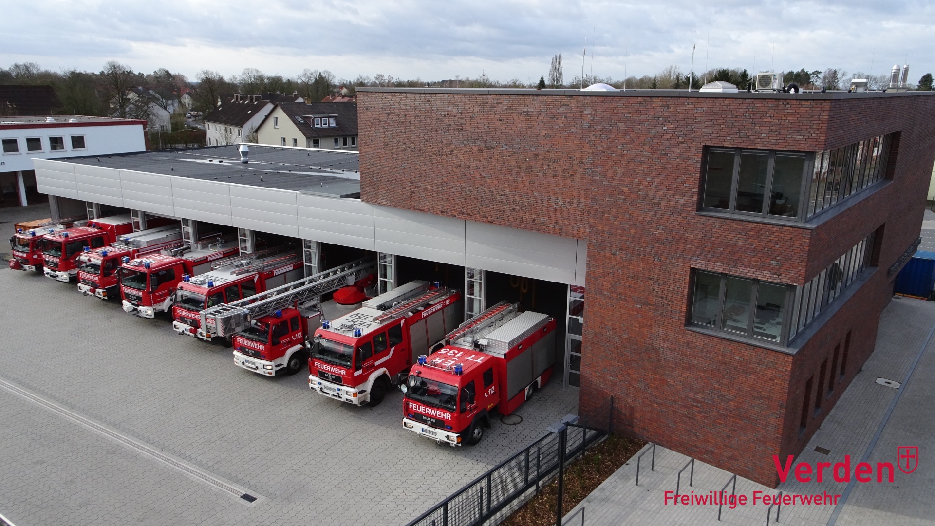 Blick auf den 1. Bauabschnitt des Feuerwehrhauses mit dem Fuhrpark der Ortsfeuerwehr Verden.