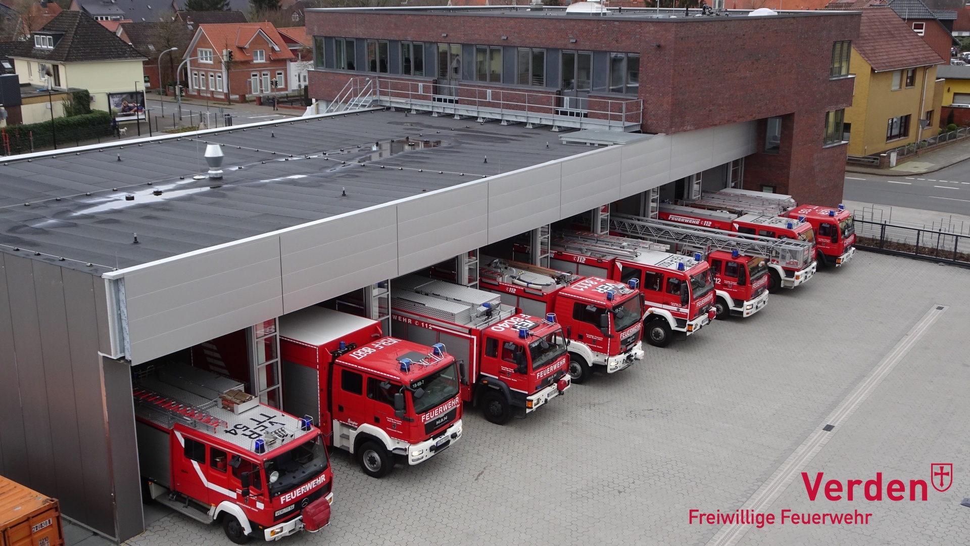 Blick auf den 1. Bauabschnitt des Feuerwehrhauses mit dem Fuhrpark der Ortsfeuerwehr Verden.