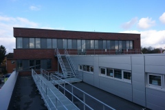 07.03.2020 - Der zweite Rettungsweg auf dem Dach des Neubaus.