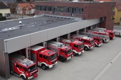Blick auf den 1. Bauabschnitt des Feuerwehrhauses mit dem Fuhrpark der Ortsfeuerwehr Verden.