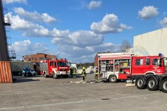 Einsatzfahrzeuge vor Ort