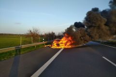 Der PKW stand bei Eintreffen der Einsatzkräfte bereits in Vollbrand.